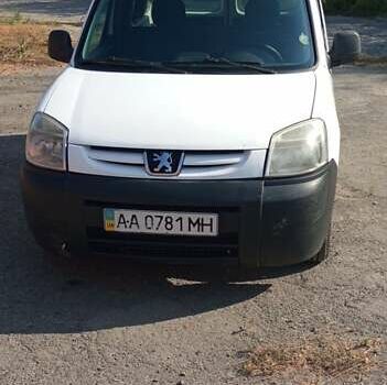 Белый Пежо Партнер груз.-пасс., объемом двигателя 2 л и пробегом 425 тыс. км за 2500 $, фото 1 на Automoto.ua