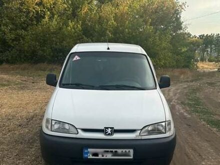 Пежо Партнер груз.-пасс. 2002 в Днепре (Днепропетровске) на Automoto.ua Белый Пежо Партнер груз.-пасс., объемом двигателя 1.9 л и пробегом 300 тыс. км за 2200 $, фото 1 на Automoto.ua