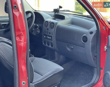 Красный Пежо Партнер груз.-пасс., объемом двигателя 2 л и пробегом 284 тыс. км за 3150 $, фото 32 на Automoto.ua