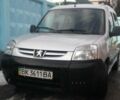 Сірий Пежо Партнер пас., об'ємом двигуна 1.6 л та пробігом 230 тис. км за 6500 $, фото 1 на Automoto.ua