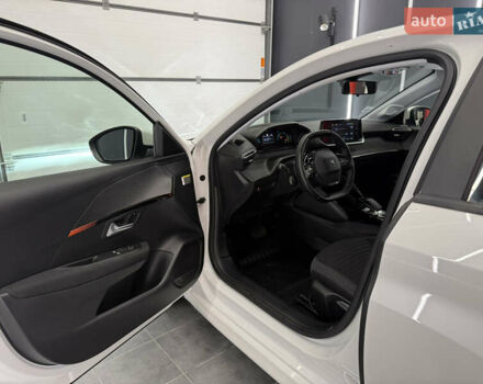 Белый Пежо e-208, объемом двигателя 0 л и пробегом 17 тыс. км за 14500 $, фото 18 на Automoto.ua