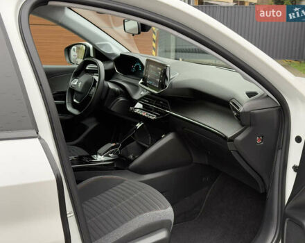 Белый Пежо e-208, объемом двигателя 0 л и пробегом 17 тыс. км за 14799 $, фото 22 на Automoto.ua