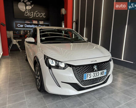 Белый Пежо e-208, объемом двигателя 0 л и пробегом 17 тыс. км за 14500 $, фото 1 на Automoto.ua