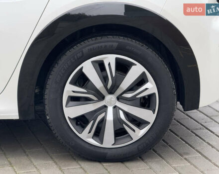 Белый Пежо e-208, объемом двигателя 0 л и пробегом 17 тыс. км за 14799 $, фото 12 на Automoto.ua