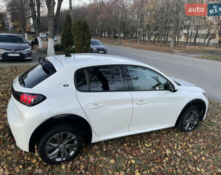 Белый Пежо e-208, объемом двигателя 0 л и пробегом 25 тыс. км за 14250 $, фото 2 на Automoto.ua