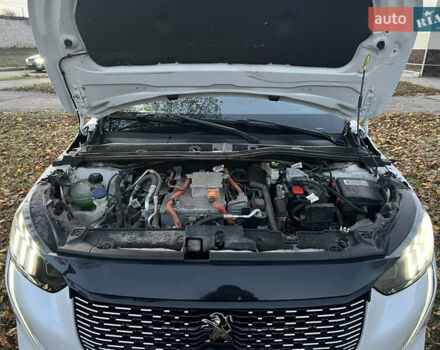 Белый Пежо e-208, объемом двигателя 0 л и пробегом 25 тыс. км за 14250 $, фото 9 на Automoto.ua