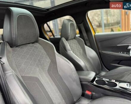 Желтый Пежо e-208, объемом двигателя 0 л и пробегом 129 тыс. км за 14399 $, фото 40 на Automoto.ua