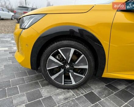 Желтый Пежо e-208, объемом двигателя 0 л и пробегом 129 тыс. км за 14399 $, фото 16 на Automoto.ua