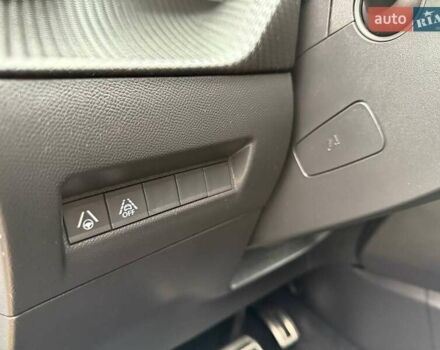 Желтый Пежо e-208, объемом двигателя 0 л и пробегом 129 тыс. км за 14399 $, фото 45 на Automoto.ua