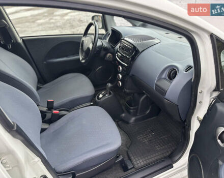 Белый Пежо иOн, объемом двигателя 0 л и пробегом 74 тыс. км за 3650 $, фото 20 на Automoto.ua