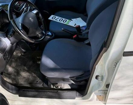 Белый Пежо иOн, объемом двигателя 0 л и пробегом 93 тыс. км за 4600 $, фото 6 на Automoto.ua