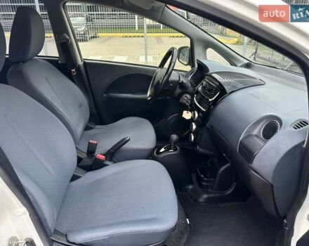 Белый Пежо иOн, объемом двигателя 0 л и пробегом 74 тыс. км за 4900 $, фото 15 на Automoto.ua