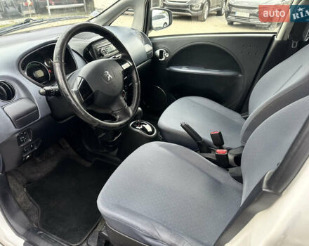 Белый Пежо иOн, объемом двигателя 0 л и пробегом 74 тыс. км за 4900 $, фото 7 на Automoto.ua