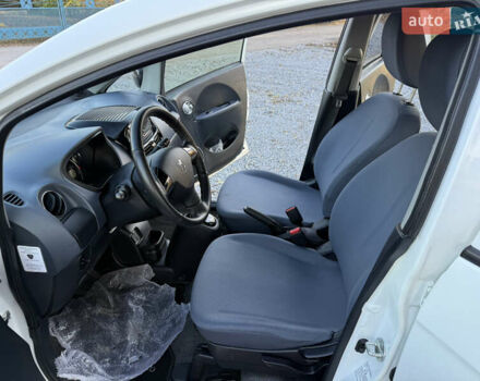 Белый Пежо иOн, объемом двигателя 0 л и пробегом 30 тыс. км за 6800 $, фото 9 на Automoto.ua