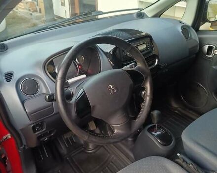 Красный Пежо иOн, объемом двигателя 0 л и пробегом 120 тыс. км за 4400 $, фото 5 на Automoto.ua