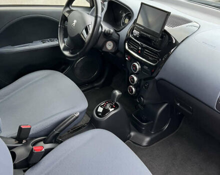 Красный Пежо иOн, объемом двигателя 0 л и пробегом 43 тыс. км за 4950 $, фото 10 на Automoto.ua