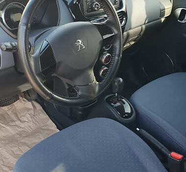 Красный Пежо иOн, объемом двигателя 0 л и пробегом 50 тыс. км за 5500 $, фото 12 на Automoto.ua