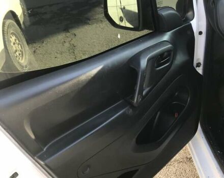 Белый Пежо Partner, объемом двигателя 1.6 л и пробегом 232 тыс. км за 3799 $, фото 4 на Automoto.ua