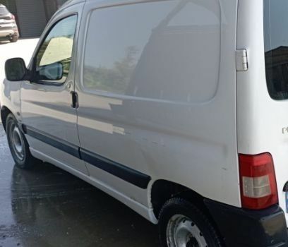 Белый Пежо Partner, объемом двигателя 1 л и пробегом 300 тыс. км за 1900 $, фото 2 на Automoto.ua