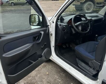 Белый Пежо Partner, объемом двигателя 1.9 л и пробегом 280 тыс. км за 3200 $, фото 4 на Automoto.ua