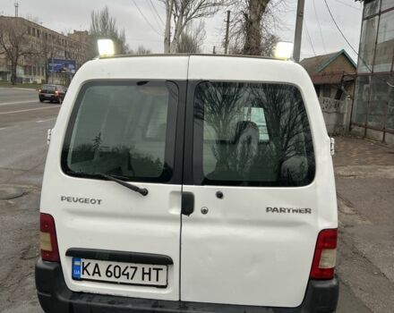 Белый Пежо Partner, объемом двигателя 1.6 л и пробегом 300 тыс. км за 2999 $, фото 1 на Automoto.ua