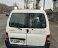 Белый Пежо Partner, объемом двигателя 1.6 л и пробегом 300 тыс. км за 2999 $, фото 1 на Automoto.ua