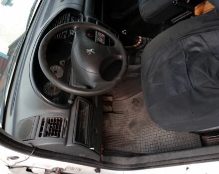 Белый Пежо Partner, объемом двигателя 2 л и пробегом 207 тыс. км за 2500 $, фото 3 на Automoto.ua