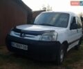 Белый Пежо Partner, объемом двигателя 2 л и пробегом 330 тыс. км за 2500 $, фото 1 на Automoto.ua