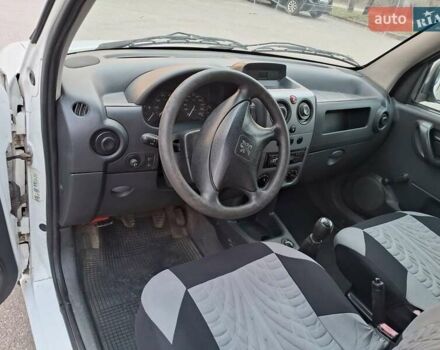 Белый Пежо Partner, объемом двигателя 1.6 л и пробегом 308 тыс. км за 3600 $, фото 7 на Automoto.ua