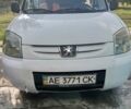 Белый Пежо Partner, объемом двигателя 2 л и пробегом 312 тыс. км за 3750 $, фото 1 на Automoto.ua