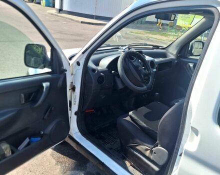 Белый Пежо Partner, объемом двигателя 1.6 л и пробегом 406 тыс. км за 3499 $, фото 7 на Automoto.ua