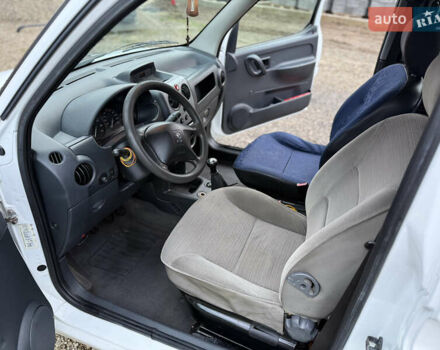 Білий Пежо Partner, об'ємом двигуна 1.6 л та пробігом 442 тис. км за 4750 $, фото 23 на Automoto.ua