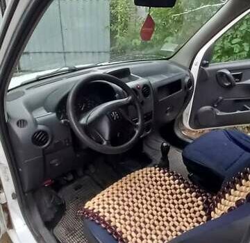 Белый Пежо Partner, объемом двигателя 1.56 л и пробегом 256 тыс. км за 3500 $, фото 5 на Automoto.ua