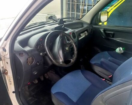Белый Пежо Partner, объемом двигателя 1.6 л и пробегом 260 тыс. км за 3800 $, фото 1 на Automoto.ua