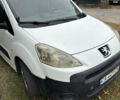 Белый Пежо Partner, объемом двигателя 1.6 л и пробегом 340 тыс. км за 4500 $, фото 1 на Automoto.ua