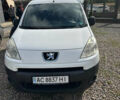 Белый Пежо Partner, объемом двигателя 1.56 л и пробегом 350 тыс. км за 5500 $, фото 1 на Automoto.ua