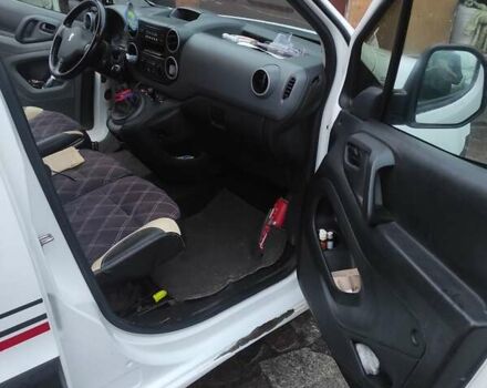 Белый Пежо Partner, объемом двигателя 1.56 л и пробегом 498 тыс. км за 5800 $, фото 4 на Automoto.ua