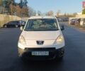 Белый Пежо Partner, объемом двигателя 1.6 л и пробегом 372 тыс. км за 6100 $, фото 1 на Automoto.ua