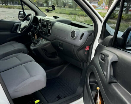 Белый Пежо Partner, объемом двигателя 1.56 л и пробегом 282 тыс. км за 6700 $, фото 7 на Automoto.ua