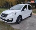 Белый Пежо Partner, объемом двигателя 1.6 л и пробегом 204 тыс. км за 8999 $, фото 1 на Automoto.ua