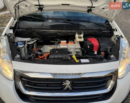 Белый Пежо Partner, объемом двигателя 0 л и пробегом 126 тыс. км за 8790 $, фото 21 на Automoto.ua