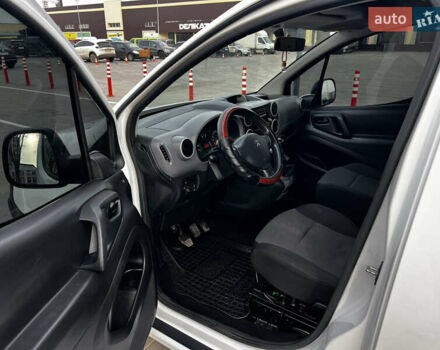 Белый Пежо Partner, объемом двигателя 1.56 л и пробегом 200 тыс. км за 8999 $, фото 9 на Automoto.ua