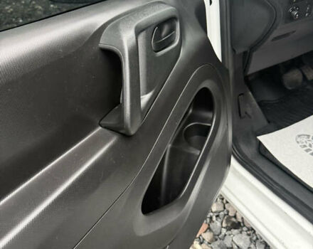 Белый Пежо Partner, объемом двигателя 0 л и пробегом 112 тыс. км за 9450 $, фото 27 на Automoto.ua