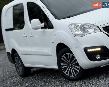 Белый Пежо Partner, объемом двигателя 0 л и пробегом 112 тыс. км за 9450 $, фото 6 на Automoto.ua