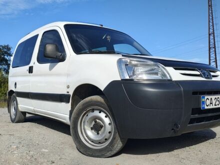 Белый Пежо Partner, объемом двигателя 0 л и пробегом 420 тыс. км за 3950 $, фото 1 на Automoto.ua