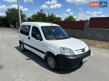 Белый Пежо Partner, объемом двигателя 1.56 л и пробегом 290 тыс. км за 4000 $, фото 1 на Automoto.ua