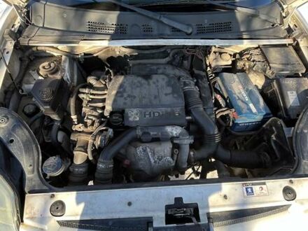 Белый Пежо Partner, объемом двигателя 1.6 л и пробегом 293 тыс. км за 3900 $, фото 1 на Automoto.ua