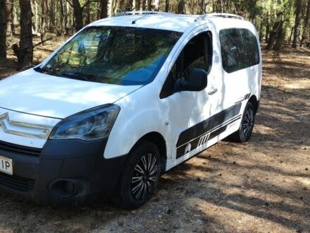 Белый Пежо Partner, объемом двигателя 1.6 л и пробегом 380 тыс. км за 3850 $, фото 1 на Automoto.ua