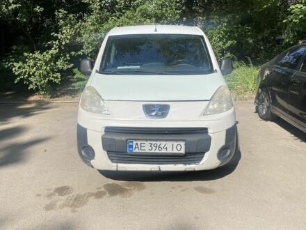 Белый Пежо Partner, объемом двигателя 1.6 л и пробегом 200 тыс. км за 6000 $, фото 1 на Automoto.ua