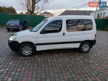 Белый Пежо Partner, объемом двигателя 1.6 л и пробегом 220 тыс. км за 4850 $, фото 1 на Automoto.ua